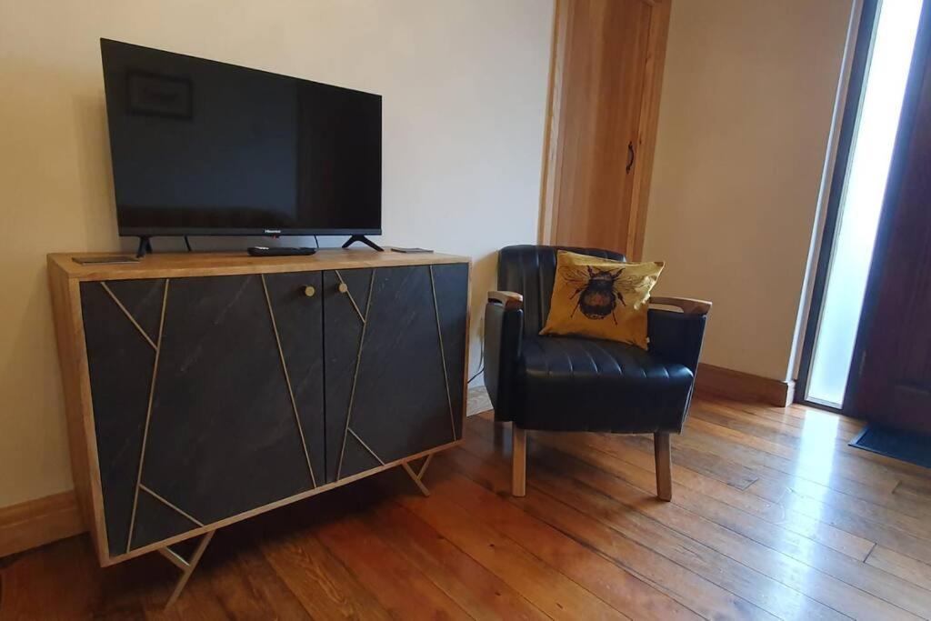 Ty Taf 2 Bed Cottage With Deck & Easy Transport Links Cardiff Bagian luar foto