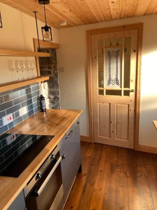 Ty Taf 2 Bed Cottage With Deck & Easy Transport Links Cardiff Bagian luar foto