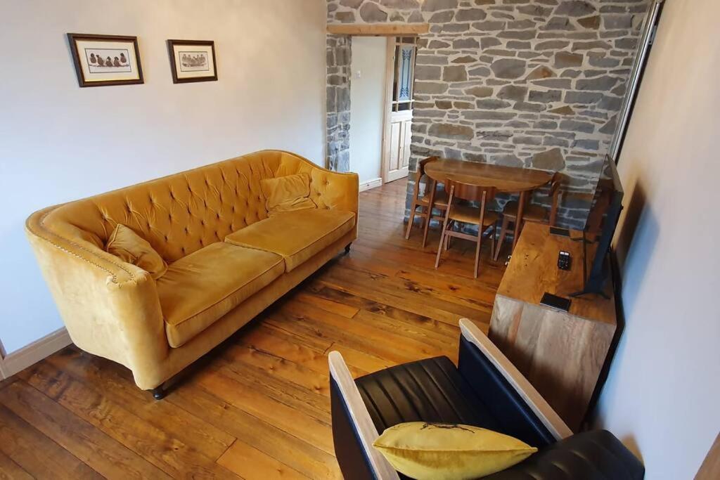 Ty Taf 2 Bed Cottage With Deck & Easy Transport Links Cardiff Bagian luar foto