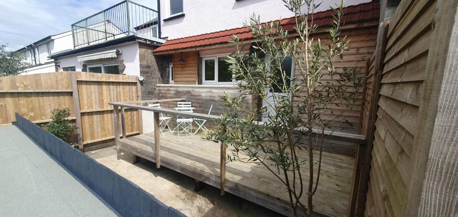 Ty Taf 2 Bed Cottage With Deck & Easy Transport Links Cardiff Bagian luar foto