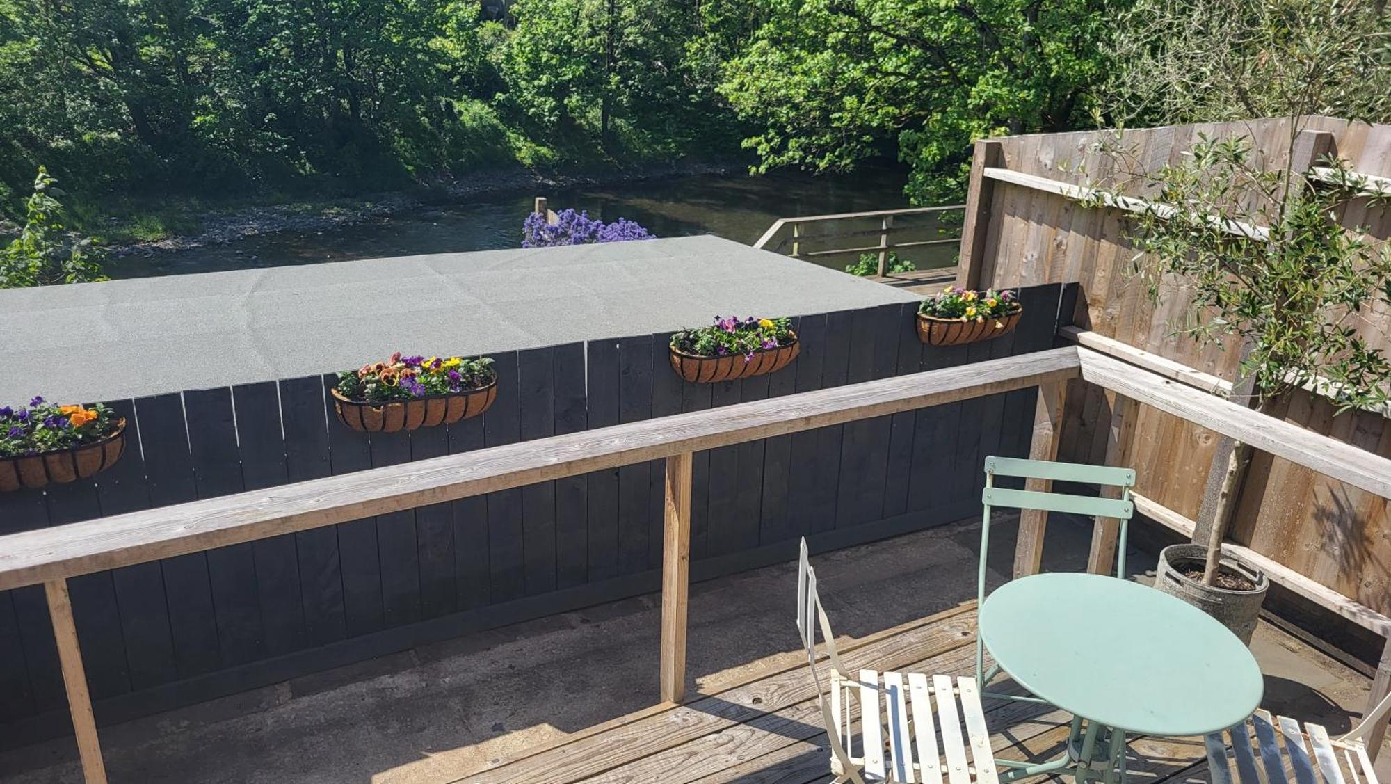 Ty Taf 2 Bed Cottage With Deck & Easy Transport Links Cardiff Bagian luar foto