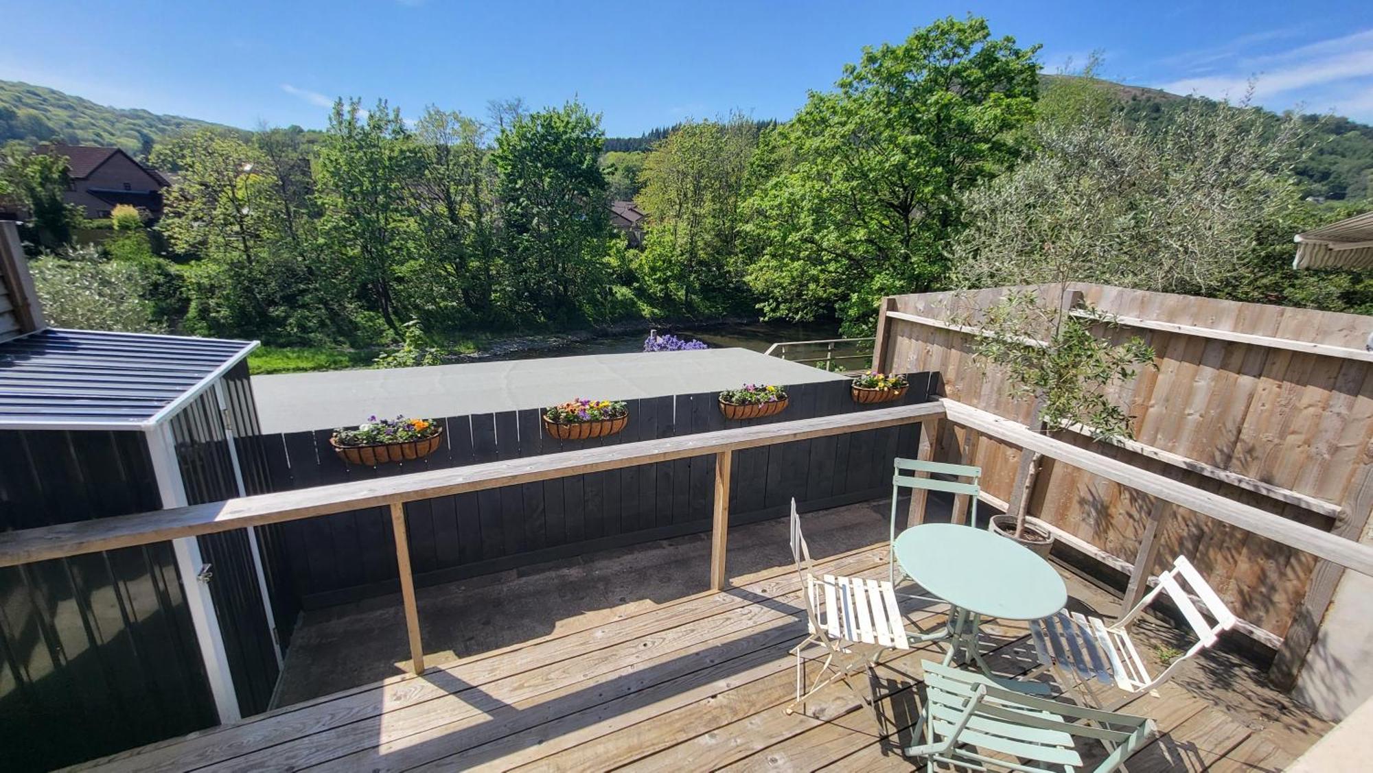 Ty Taf 2 Bed Cottage With Deck & Easy Transport Links Cardiff Bagian luar foto